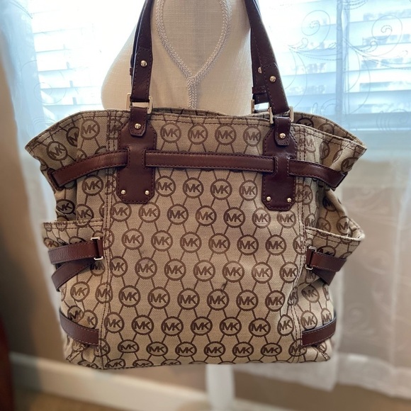 Michael Kors Gansevoort Monogram Canvas Large Tote - Picture 8 of 14